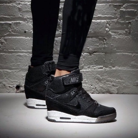 nike air revolution sky hi black